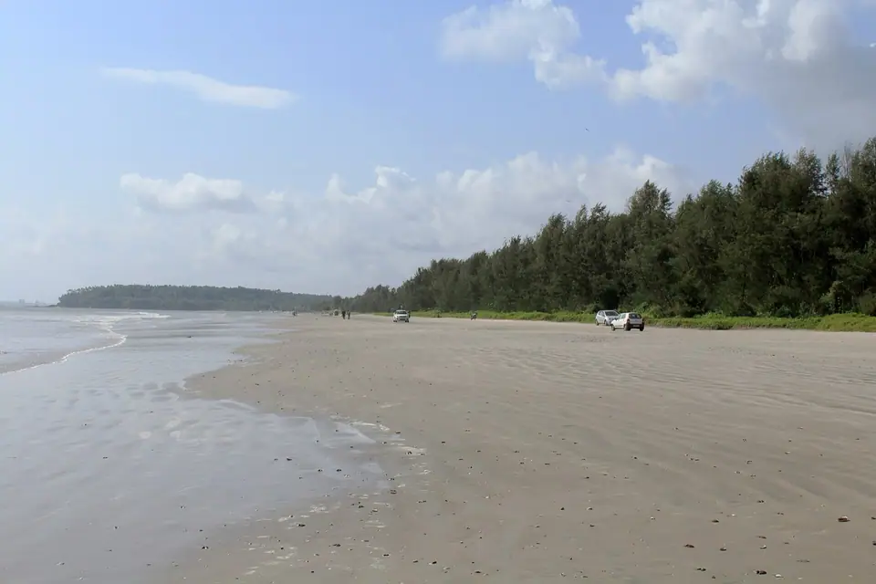 Muzhappilangad Drive-in Beach, beach near Bengaluru